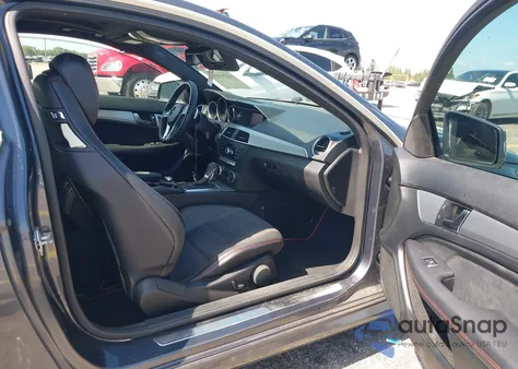 2013 Mercedes-Benz C 250 z USA, uszkodzony, nr VIN WDDGJ4HB6DG067858